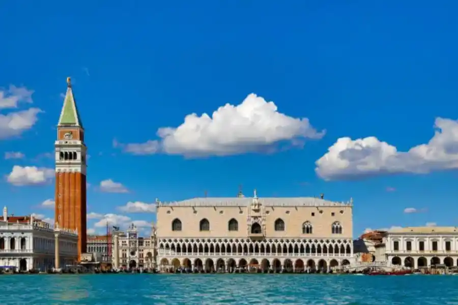 Venecia, al norte de Italia, abarca más de 100 islas pequeñas en una laguna del mar Adriático.