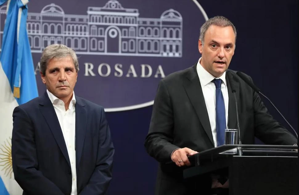 ANUNCIO SORPRESIVO. El ministro Caputo y el vocero Adorni confirmaron que se bajarán las retenciones. infobae