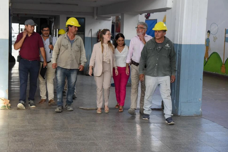 QUEJAS. Giuliano acusa que la Cooperativa pedía elementos para la escuela, como computadoras o ventiladores, para saldar deudas en las cuotas. prensa municipalidad smt