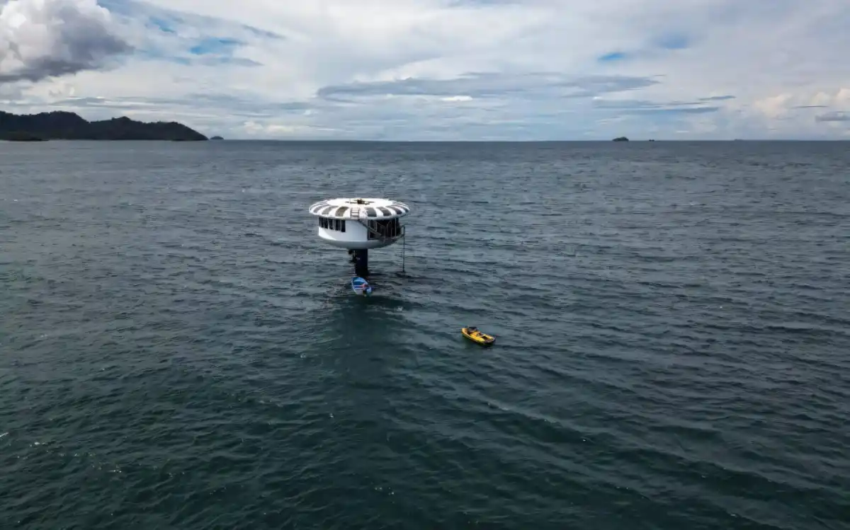 La cápsula estaba conectada a una cámara sobre el agua, proporcionando un vínculo con el mundo exterior.