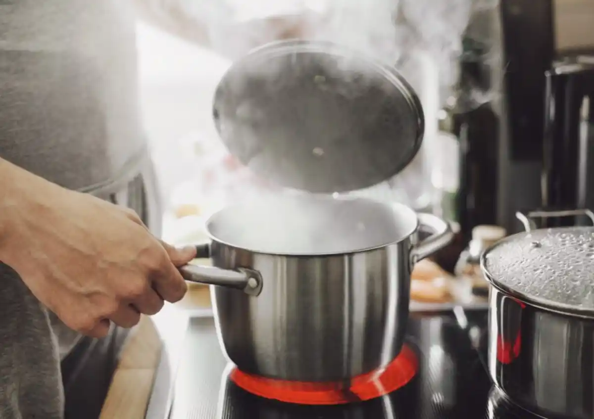 Las ollas dben cambiarse cada dos años, advierte el especialista.