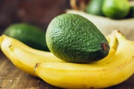 Aunque no se coma la cáscara: por qué hay que lavar bananas y paltas antes de comerlas