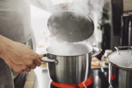 Atención en la cocina: los utensilios más comunes que pueden afectar tu salud