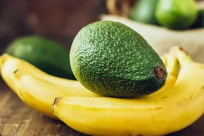 Aunque no se coma la cáscara: por qué hay que lavar bananas y paltas antes de comerlas