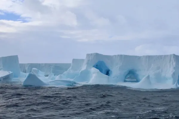 El iceberg más grande del mundo va a la deriva y podría chocar contra las islas australes