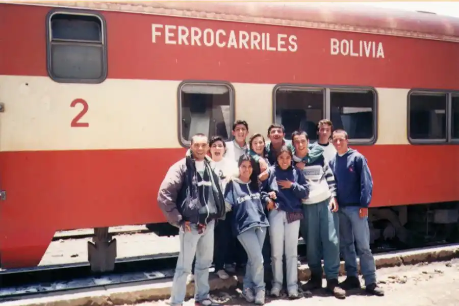 LLEGADA. Los integrantes del Grupo Andino Montserrat, a punto de ingresar al Camino del Inca. FOTOS DE GABRIEL BAZÁN