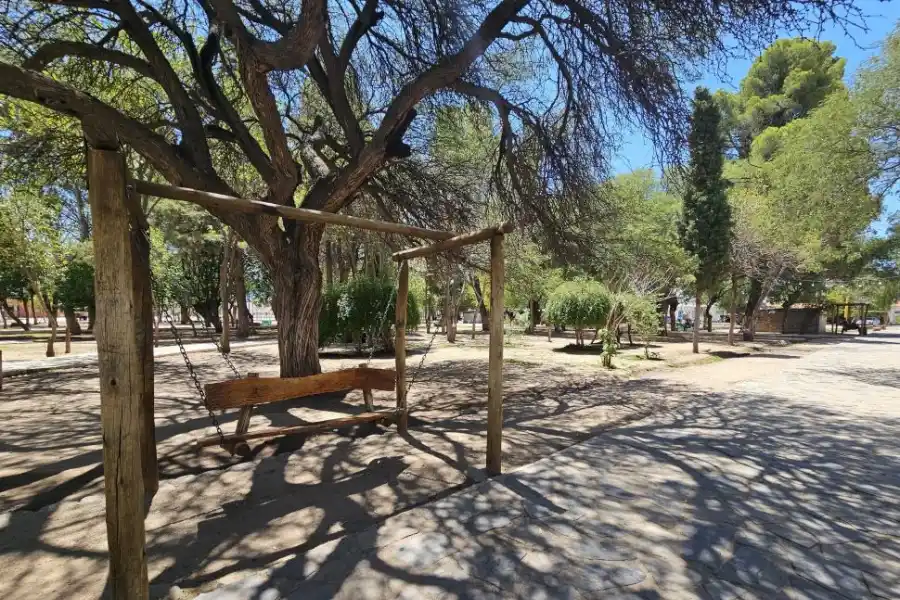 PUNTO DE ENCUENTRO. La plaza de Amaicha es de los sitios más visitados por los turistas en vacaciones. la gaceta / foto de belen castellanos