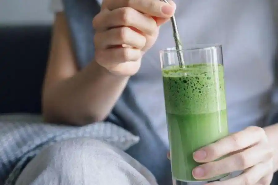 Los beneficios para la salud de tomar jugo verde.