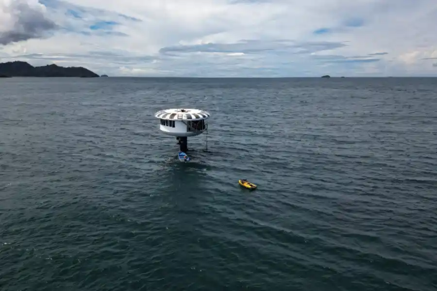 La cápsula estaba conectada a una cámara sobre el agua, proporcionando un vínculo con el mundo exterior.