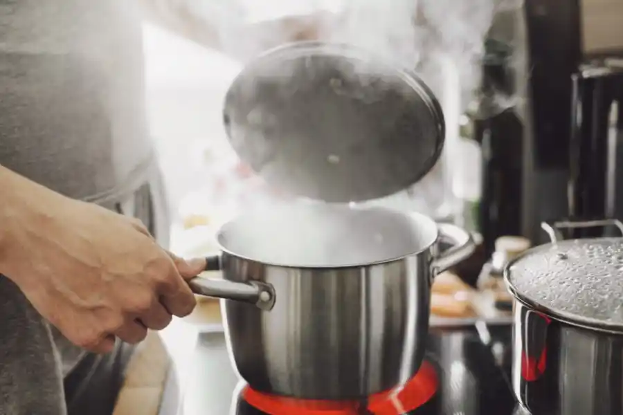 Las ollas dben cambiarse cada dos años, advierte el especialista.