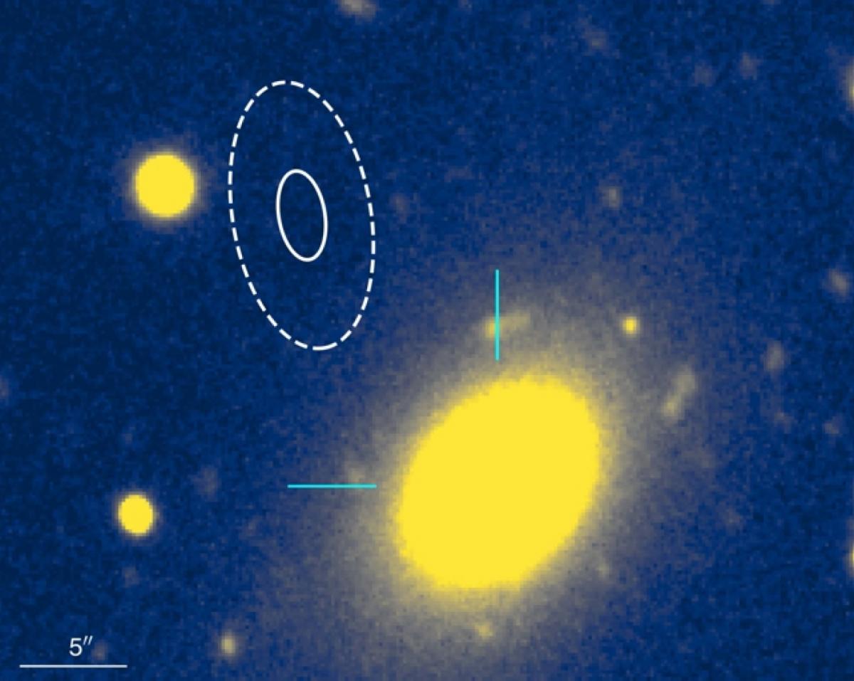 La ubicación de la ráfaga rápida de radio , indicada por los contornos ovalados, está en las afueras de una galaxia elíptica masiva, el óvalo amarillo a la derecha. ( Observatorio Gemini )