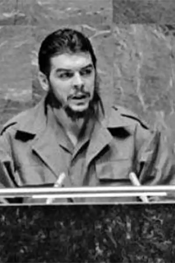 PRESIDENTE DE FACTO. Juan Carlos Onganía depuso a Arturo Illia, prohibió los partidos políticos y cerró ingenios.