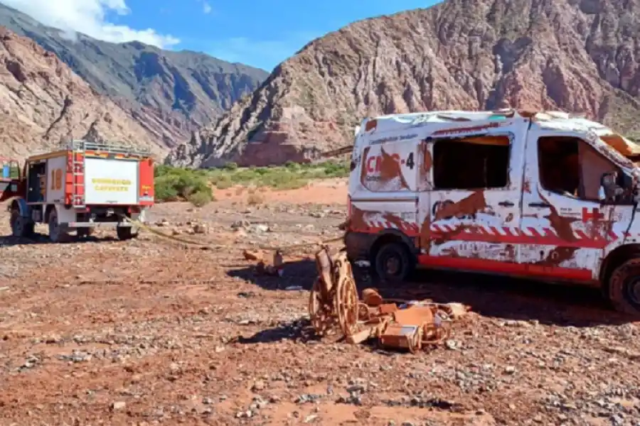 Cafayate: un alud arrastró una ambulancia que trasladaba a un paciente