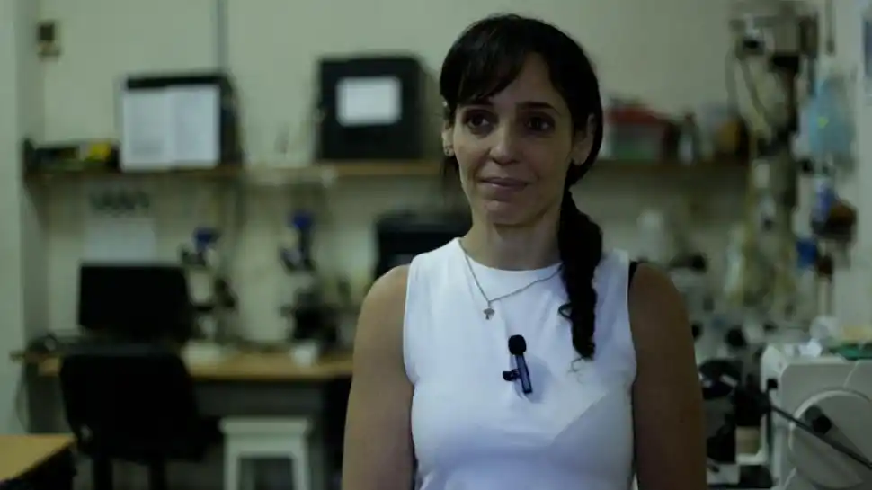 MARÍA MERCADO. Estudia tejidos y células de la planta. gentileza fotos de de Fundación Miguel Lillo