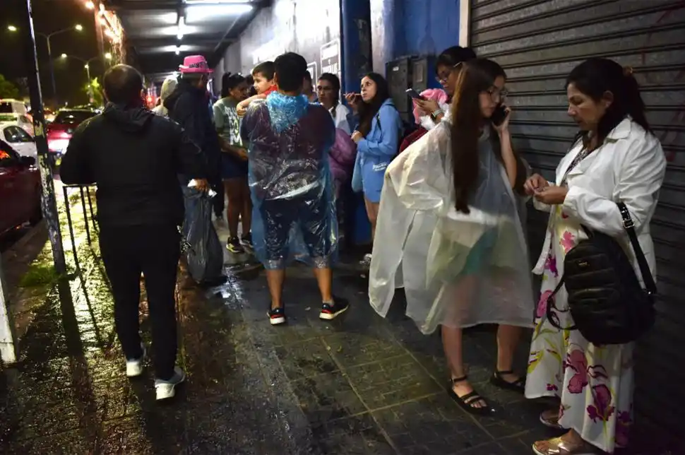 ESPERANDO. Los fans aguardaba noticias sobre la realización del show.