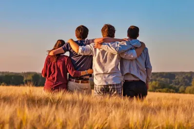 El inusual aspecto que tiene en cuenta el cerebro para elegir a nuestros amigos, según la ciencia