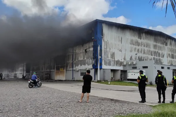 600x400_investigan-causas-incendio-galpon-mercado-libre-tucuman-1068819-082438.webp