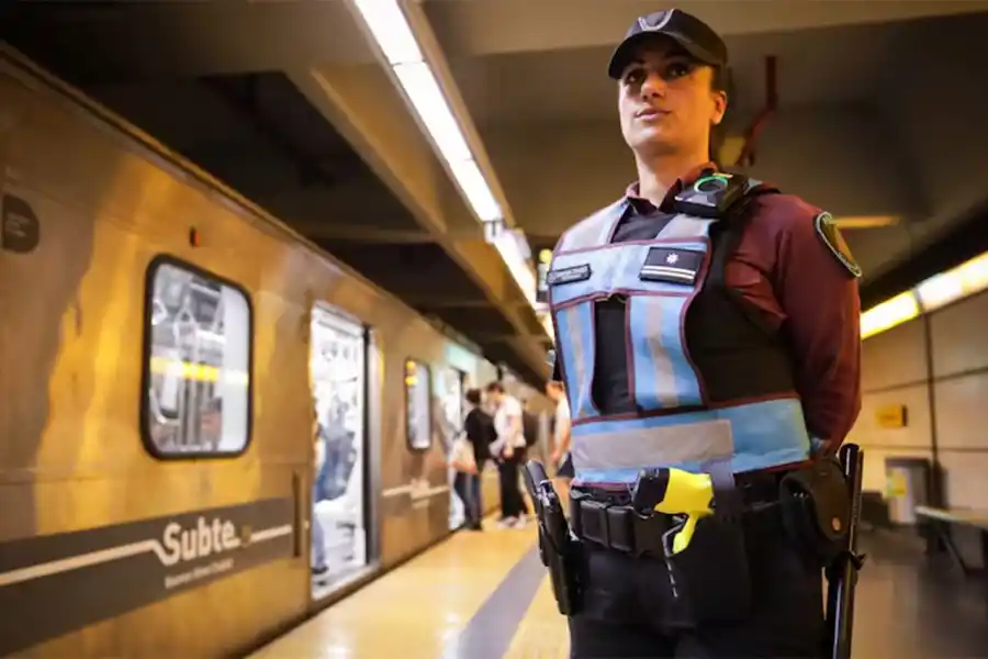 PRIMEROS PASOS. Desde octubre pasado, la Policía de la Ciudad de Buenos Aires controla el subte con pistolas Taser.