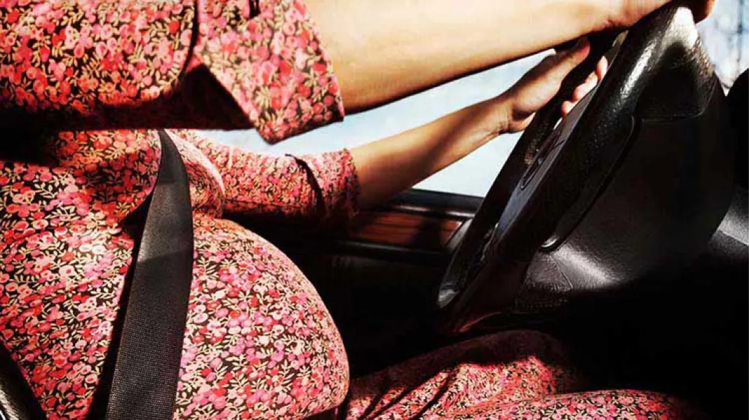 La forma correcta en que una embarazada debe usar el cinturón de seguridad 