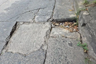 LA GACETA en WhatsApp: pavimento hundido en Uruguay y pasaje Piedrabuena