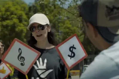 ¡Un control de tránsito que se transformó en un show musical!