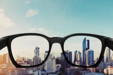 La forma en que usas los anteojos puede influir en tu nivel de éxito, según los expertos