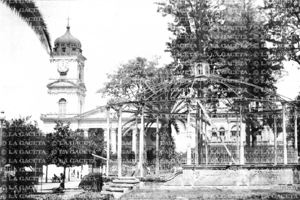 Recuerdos fotográficos: el adiós al quiosco de la Plaza Independencia