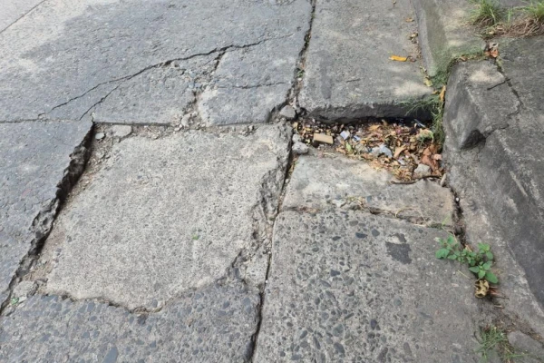 LA GACETA en WhatsApp: pavimento hundido en Uruguay y pasaje Piedrabuena