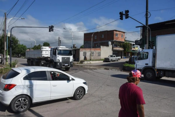 El cruce de avenida Francisco de Aguirre y Viamonte cuenta con un nuevo semáforo
