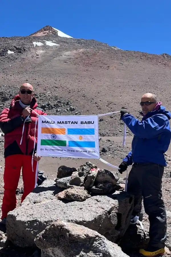 FRATERNO. Parte del campamento posa para una foto en la montaña.