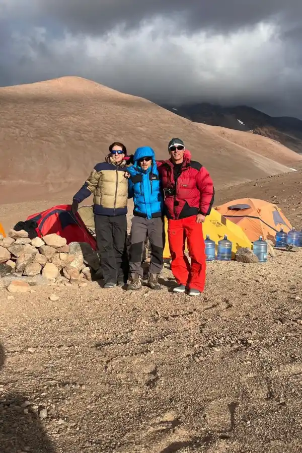 HOMENAJE. Tucumanos muestran las banderas de India y Argentina.