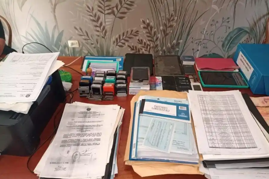 LOS RESULTADOS. Parte de los documentos y elementos secuestrados por la Policía en los allanamientos.