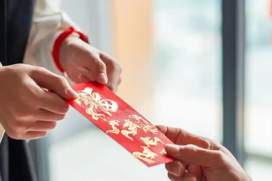 Año Nuevo chino 2025: el ritual del sobre rojo para atraer dinero y riqueza.