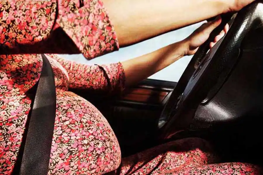 La forma correcta en que una embarazada debe usar el cinturón de seguridad 