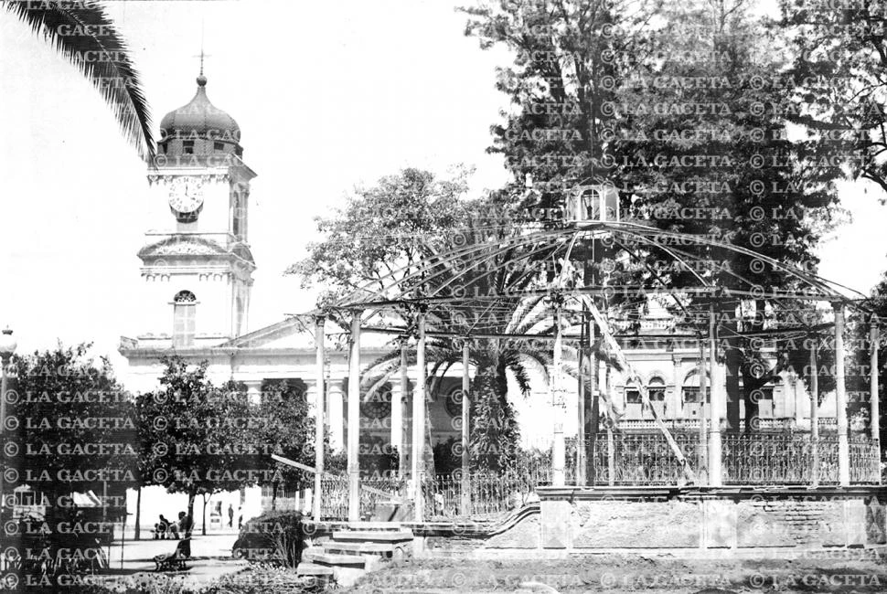Recuerdos fotográficos: el adiós al quiosco de la Plaza Independencia