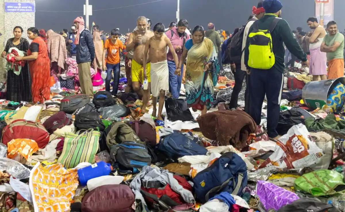 Los devotos, después de tomar un baño sagrado, caminan junto a las pertenencias de las personas atrapadas en una multitud en el Maha Kumbh Mela en Prayagraj, India, el 29 de enero de 2025. Adnan Abidi/Reuters