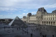 Museo del Louvre: más de 60 investigadores policiales buscan pistas de los ladrones de joyas