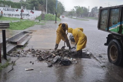 Tras las tormentas, recogieron de los canales toneladas de basura
