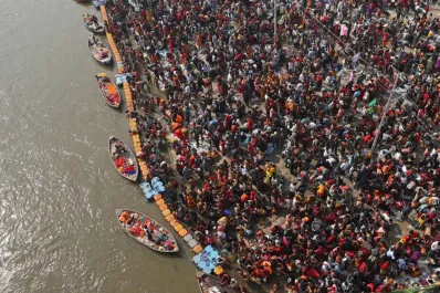 Decenas de muertos en la India debido a una estampida durante el festival sagrado más grande del mundo