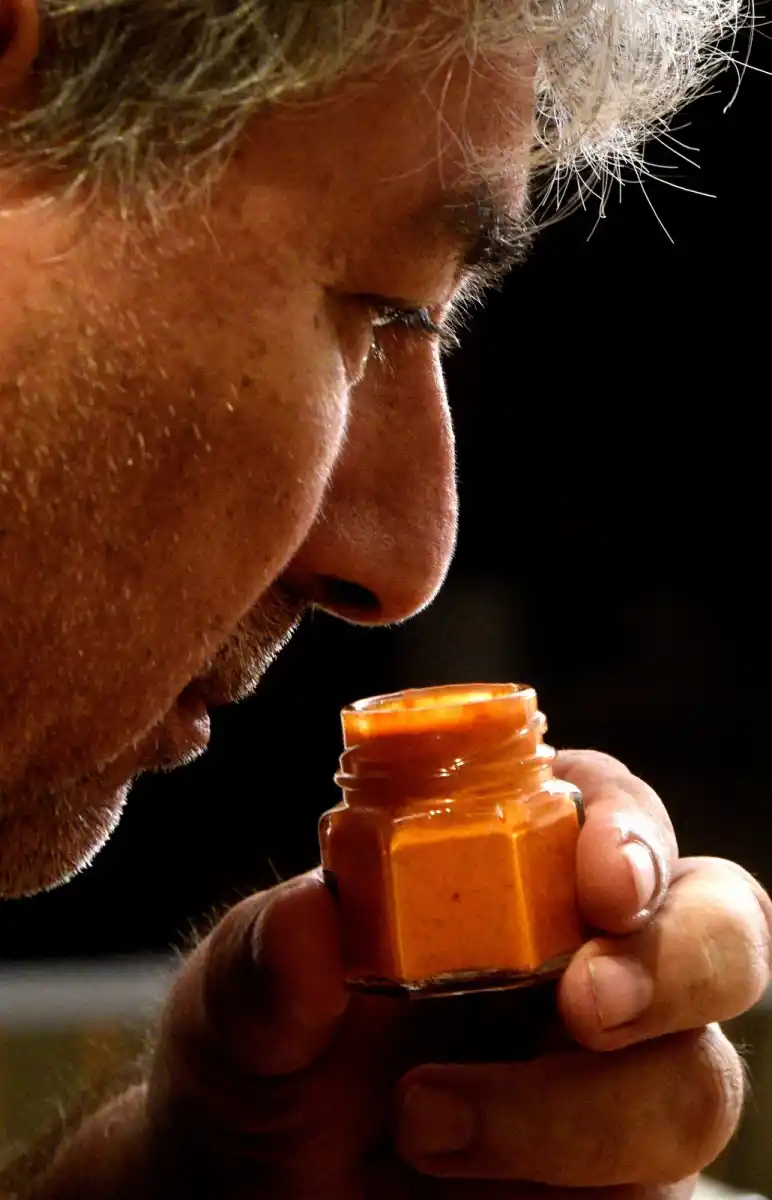 Cuando la pasión supera a la rutina: el informático que cambió la tecnología por las salsas picantes