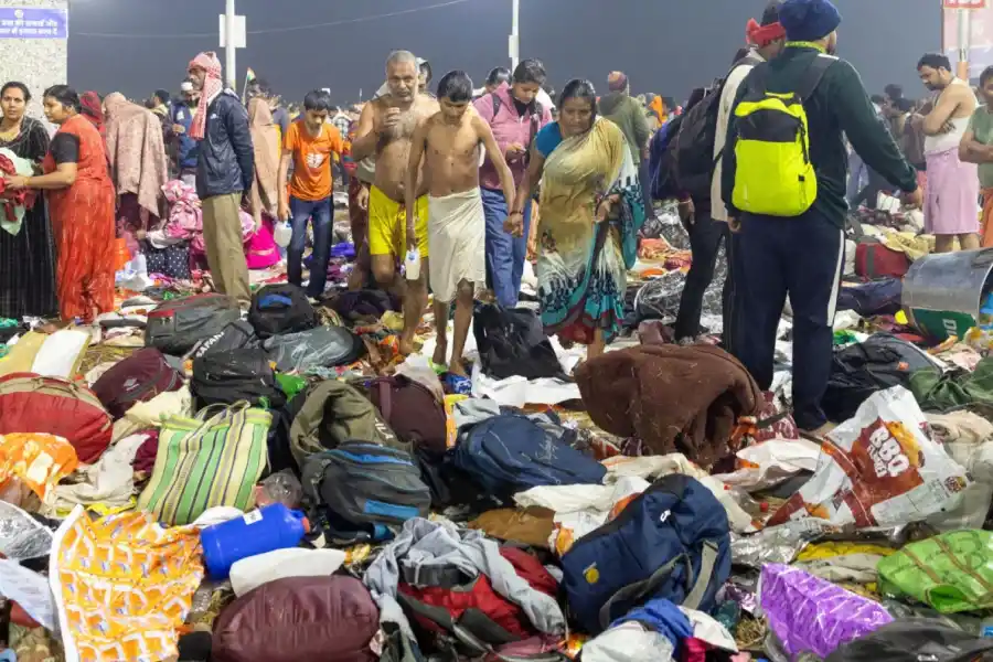 Los devotos, después de tomar un baño sagrado, caminan junto a las pertenencias de las personas atrapadas en una multitud en el Maha Kumbh Mela en Prayagraj, India, el 29 de enero de 2025. Adnan Abidi/Reuters
