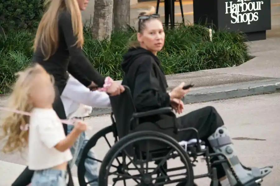 Una ex estrella del tenis femenino reapareció en silla de ruedas y causó preocupación