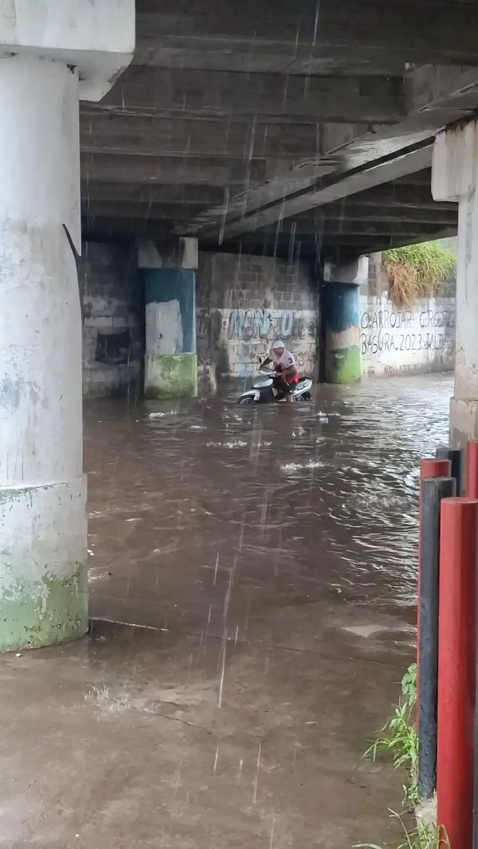 SIN EVACUADOS. Los niveles de agua se mantuvieron sobre las calles. prensa municipalidad