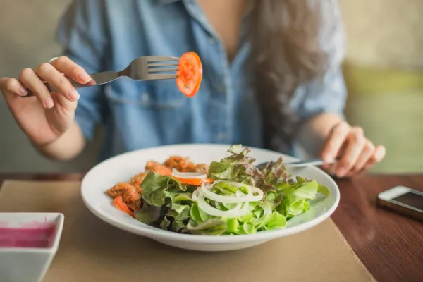 ¿A qué hora deberíamos comer en verano? Lo que dicen los expertos sobre el impacto en el peso y la salud
