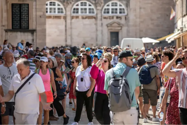 El turismo masivo plantea un desafío para los destinos más populares del globo