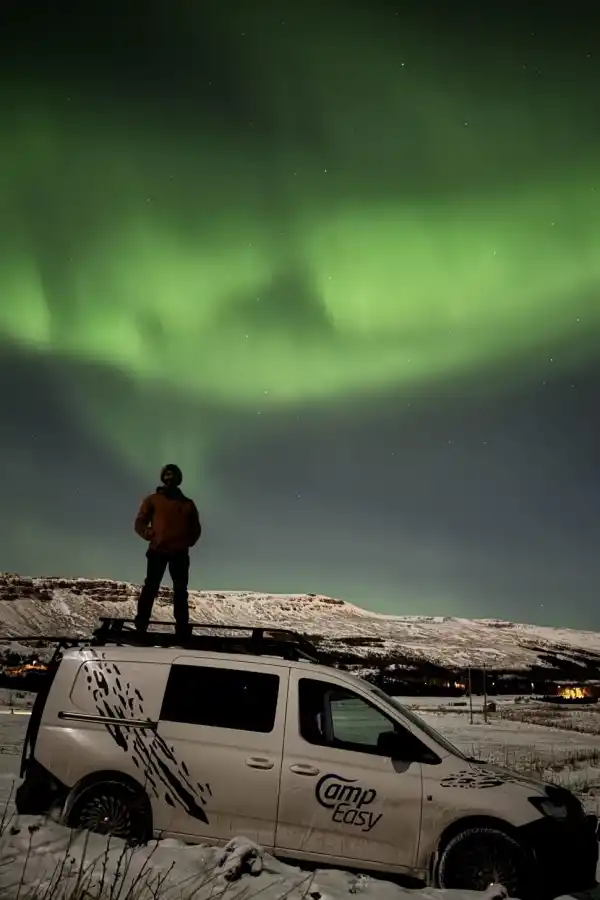 COMPAÑERA. Carlos alquiló una camioneta camper para ver las auroras boreales como la de la foto.