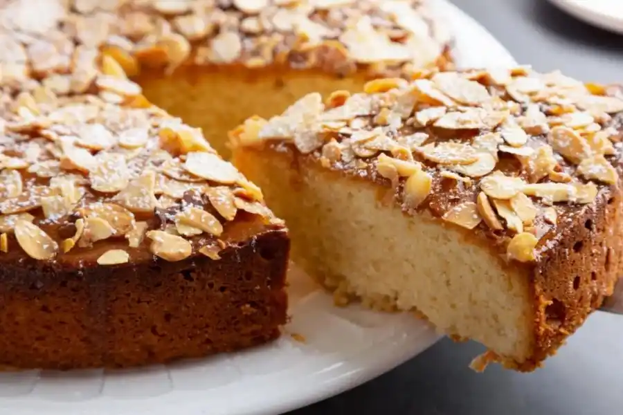 Bizcochuelo sin harinas y sin azúcar agregada.