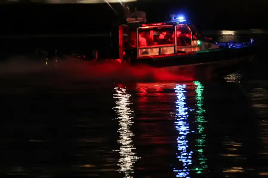 Equipos de policía, bomberos y servicios de emergencia llevan a cabo una operación de búsqueda y rescate en la zona del impacto de un accidente aéreo cerca del aeropuerto Reagan.