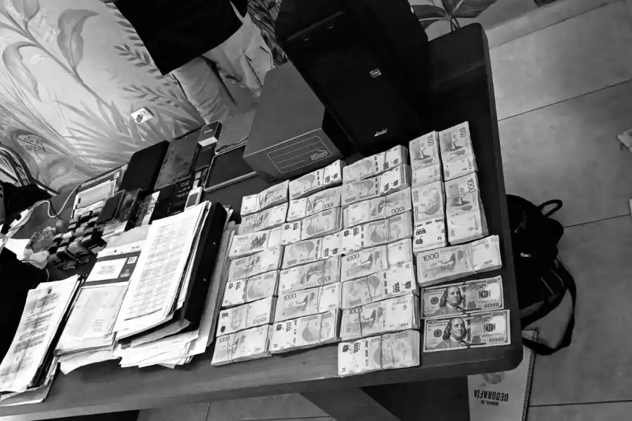 UNA DURA TAREA. Los investigadores deberán analizar toda la documentación que se secuestró en los allanamientos de los últimos días.