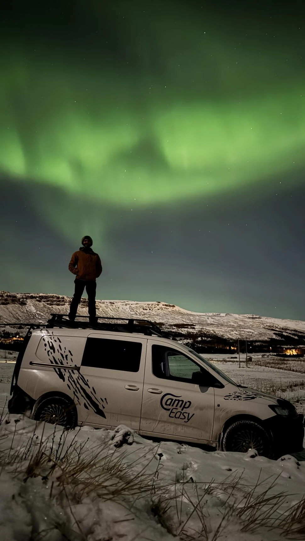 COMPAÑERA. Carlos alquiló una camioneta camper para ver las auroras boreales como la de la foto.
